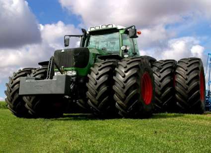 трактор с с/х шинами s-h-shina-1